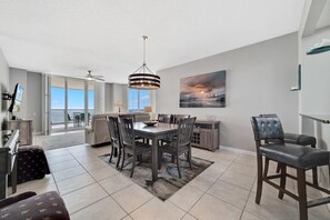 Condo, várias camas (Beach Colony East 8C) | Parte interna