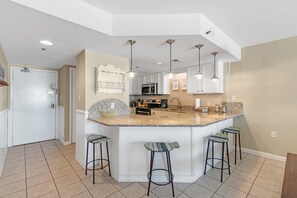 公寓客房, 多張床 (Summerchase 204) | 私人廚房 | 烤箱、烤麵包機、紙巾