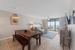 公寓客房, 多張床 (Summerchase 204) | 起居區 | 電視