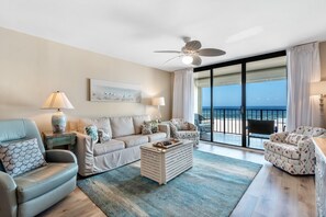 公寓客房, 多張床 (Summerchase 204) | 起居區 | 電視