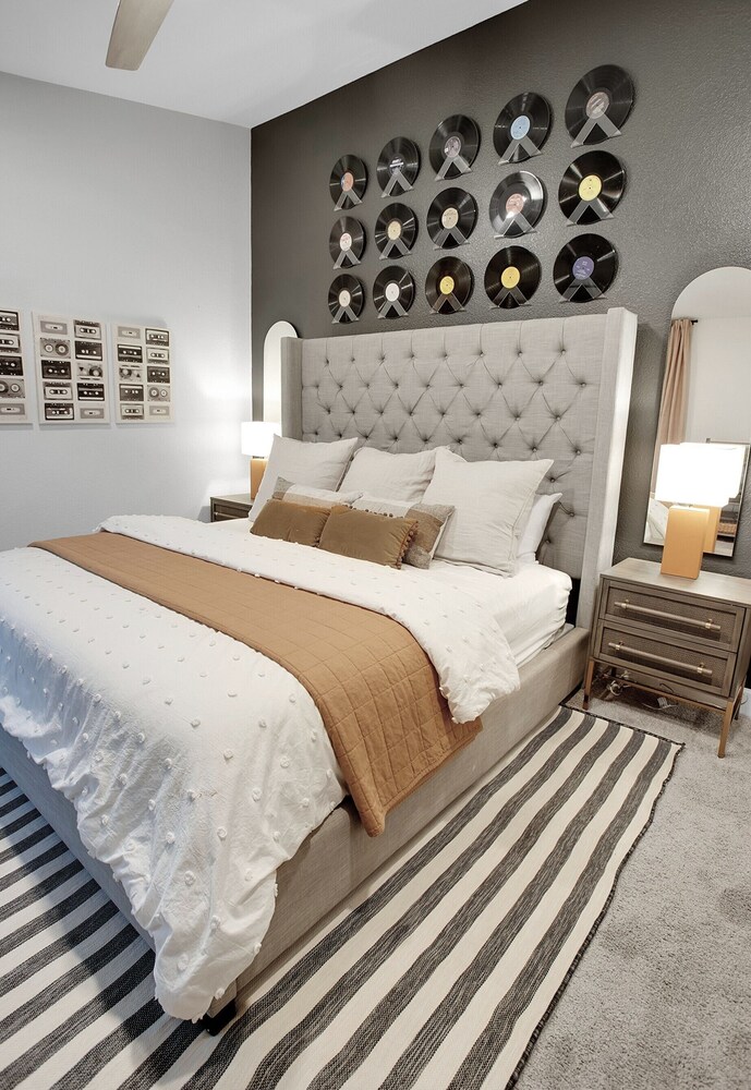 2 Story Designer Luxury in Kierland Hot Tub, Pool, Lawn Games