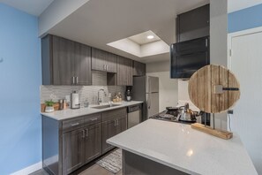 Réfrigérateur, micro-ondes, four, plaque de cuisson