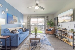 TV connectée, baby-foot, table de tennis de table, livres