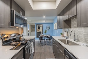 Réfrigérateur, micro-ondes, four, plaque de cuisson