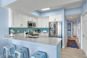 Condo, 1 cama King size y sofá cama (Tidewater 706) | Cocina privada | Horno, tostadora y toallas de papel 