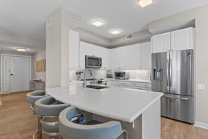 คอนโด, หลายเตียง (Beach Colony East 8A) | ครัวส่วนตัว | เตาปิ้งขนมปัง, กระดาษอเนกประสงค์