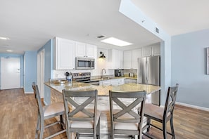 Condo, várias camas (Phoenix X 603) | Cozinha privada | Fogão, torradeira, toalhas de papel
