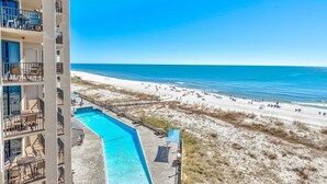 Un hôtel avec piscine et vue sur la plage.