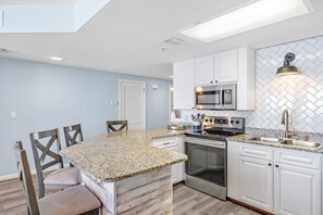 Condo, Multiple Beds (Phoenix X 603) | Private kitchen | Oven, toaster, paper towels