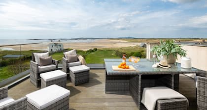 Seascape : Pet-Friendly 4‑Bed Apartment with Sea Views in Rhosneigr | Managed by Anglesey Holiday Le