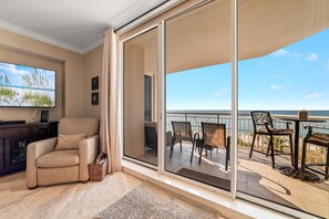 公寓客房, 多張床 (Indigo East 502) | 起居區 | 電視