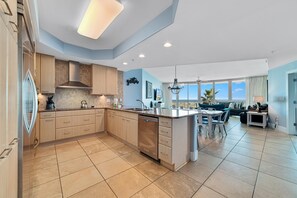 Condo, Plusieurs lits (Caribe D412) | Cuisine privée | Un four, grille-pain, essuie-tout