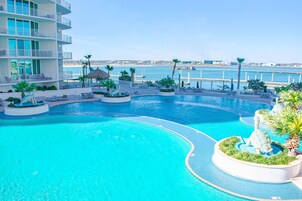 Una piscina techada, una piscina al aire libre