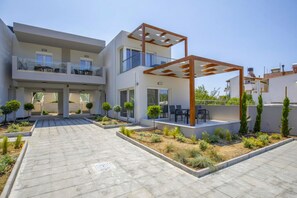 Outdoor dining - Tertsa Suites (Tertsa)