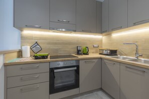 Microwave, toaster, highchair, cookware/dishes/utensils - Tertsa Suites (Tertsa)