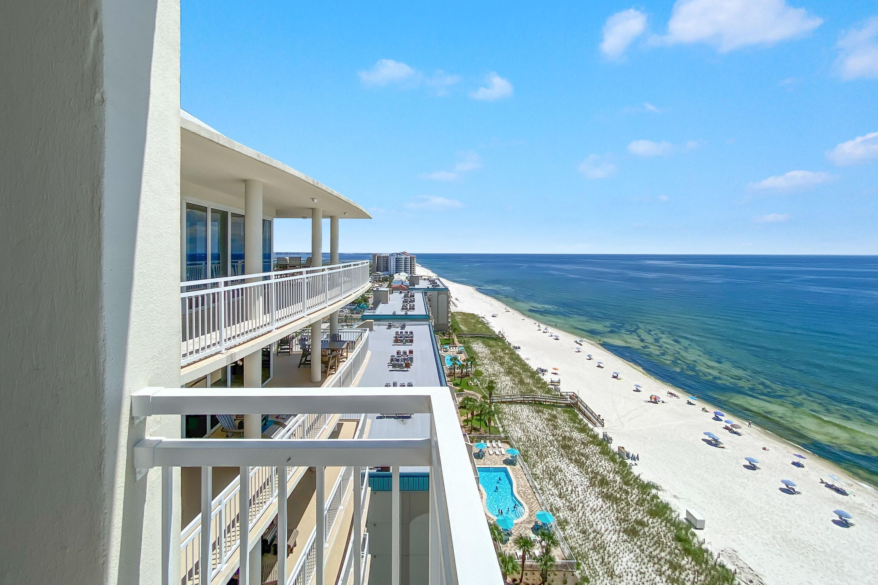 Ein Hotel mit mehreren Balkonen mit Blick auf einen Strand und den Ozean.