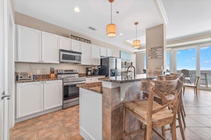 Condo, várias camas (La Playa 1202) | Cozinha privada | Fogão, torradeira, toalhas de papel