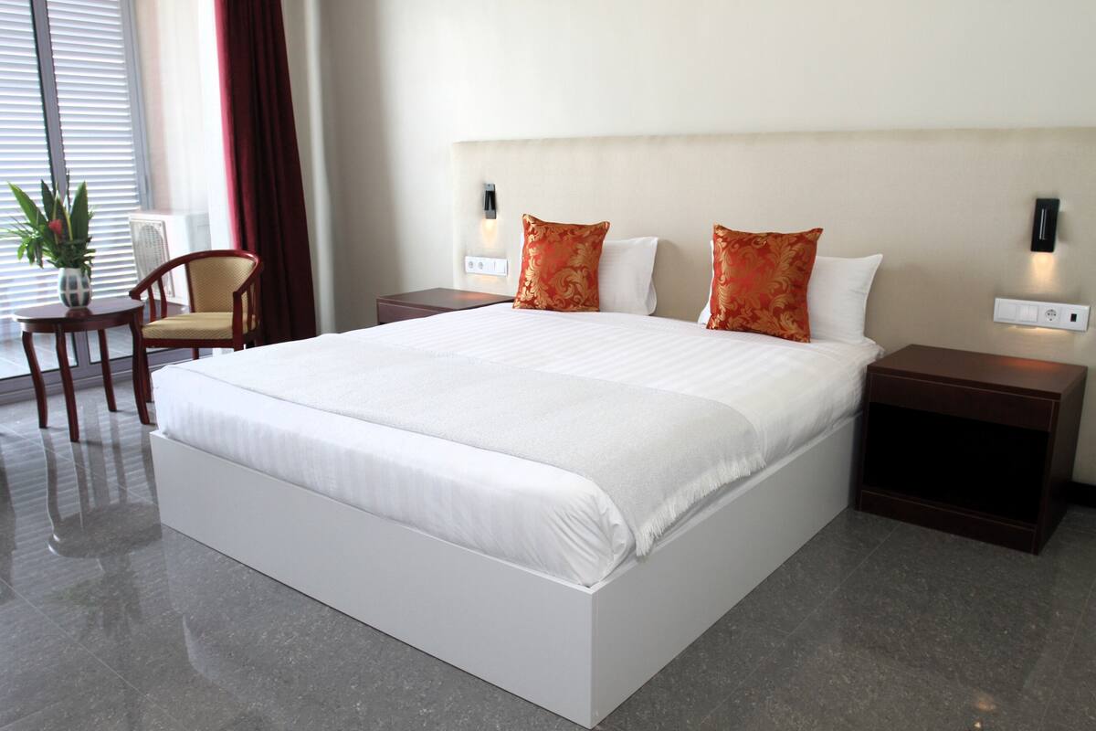 Habitación superior con 1 cama matrimonial o 2 individuales, patio, vista a la ciudad | Wifi gratis 