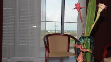 Suite, patio, vue mer | 1 chambre, Wi-Fi gratuit