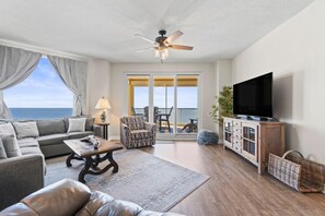 公寓客房, 多張床 (Beach Colony West 11B) | 起居區 | 電視