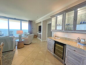 公寓客房, 多張床 (Indigo West 1701) | 起居區 | 電視