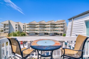 Apartamento, varias camas (Boardwalk F3) | Restaurante al aire libre