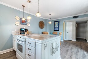 Condo, varias camas (Boardwalk F3) | Cocina privada | Horno, tostadora y toallas de papel