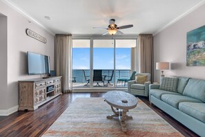 公寓式客房, 多张床 (Indigo East 1504) | 起居区 | 电视