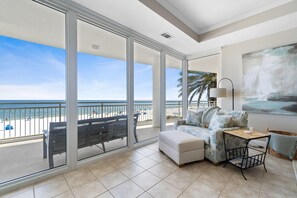 Ein geräumiger Balkon mit Blick auf Strand und Meer.