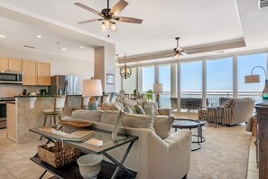 Apartamento, varias camas (La Playa 202) | Zona de estar | Una televisión