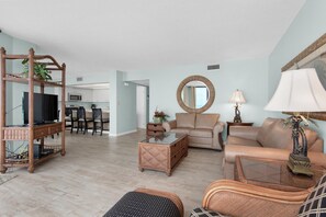 Appart'hôtel, plusieurs lits (Edgewater Tower 2-307) | Coin séjour