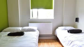 Háromágyas szoba, több ágy, fürdőszobával (Double with Single Bed Room) | 1 hálószoba, laptophoz jól használható munkafelület és ingyenes wifi