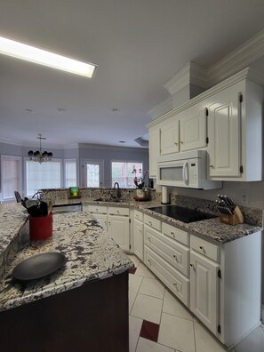 Fridge, microwave, oven, stovetop - Masters Tournament, Pet friendly, Home away from Home (Evans)