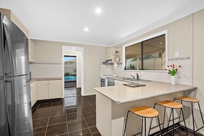 Køleskab, mikrobølgeovn, ovn, kogeplade