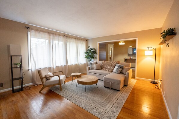 Smart TV, fireplace - Cozy Oasis with 5Bed, Pool Table, Fire Pit, Lounge (Louisville)