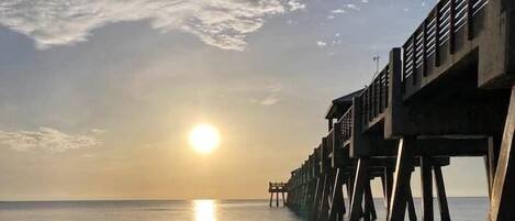 Chaises longues, serviettes de plage