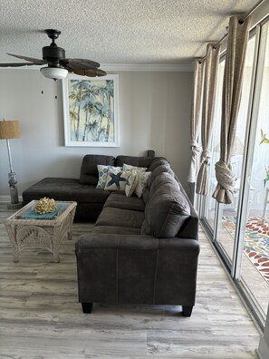 Smart TV, books - JUPITER BAY! Beachside Bliss in the Sunshine State! (Jupiter)