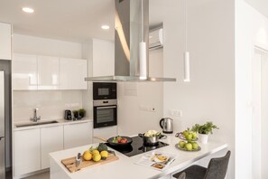 Jääkaappi, mikroaaltouuni, uuni, astianpesukone
