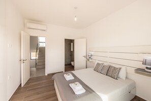 3 bedrooms, in-room safe, iron/ironing board, free WiFi