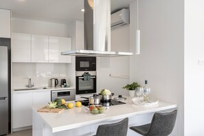 ثلاجة، ميكروويف، فرن، موقد طهي مسطح