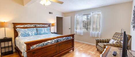 4 bedrooms, iron/ironing board, WiFi (free), bed sheets