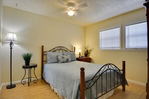 3 bedrooms, iron/ironing board, travel crib, WiFi (free) - Wimberley Getaway with Private Pool and Fire Pit (Wimberley)