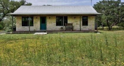 Star Ranch Cottage- Starry Nights & Cozy Comfort