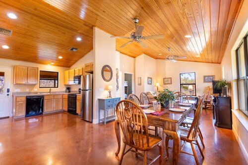 Star Ranch Cottage- Starry Nights & Cozy Comfort