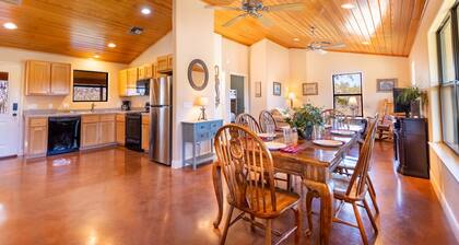 Star Ranch Cottage- Starry Nights & Cozy Comfort