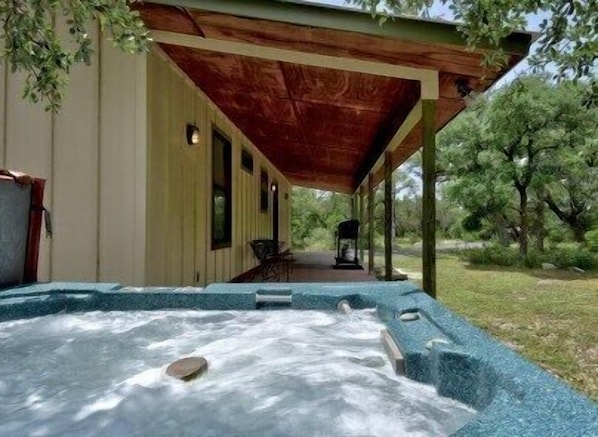 Outdoor spa tub - Star Ranch Cottage- Starry Nights & Cozy Comfort (Wimberley)