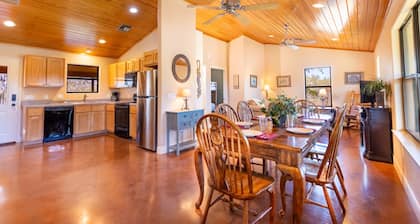 Star Ranch Cottage- Starry Nights & Cozy Comfort