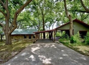 Property grounds - River's Edge- Tranquil Blanco River Cabin (Wimberley)