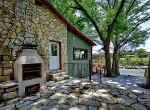 Terrace/patio - River's Edge- Tranquil Blanco River Cabin (Wimberley)