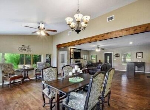 Dining - River's Edge- Tranquil Blanco River Cabin (Wimberley)